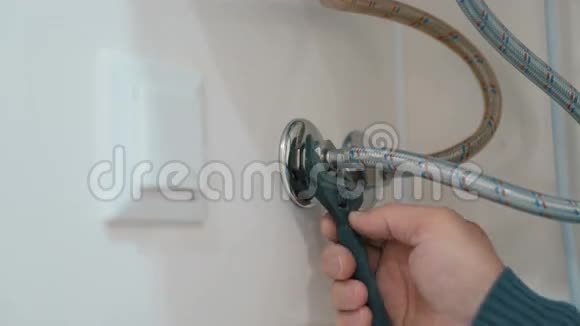 水管工安装热水器软管视频的预览图