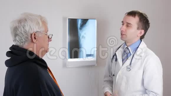 英俊的医生和他的病人在医院里进行年度检查视频的预览图