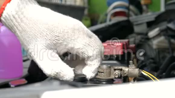 特写镜头机械手旋转螺栓汽车火花塞插座视频的预览图