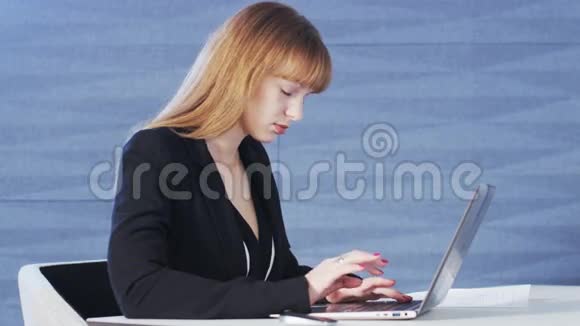 年轻漂亮的女人专注于电脑工作视频的预览图