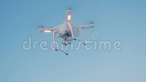 四翼战斗机在蓝天上盘旋然后起飞视频的预览图
