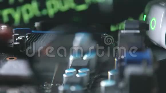 个人电脑的主板背景下的程序代码视频的预览图