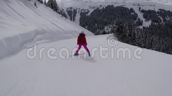 运动滑雪者在冬季缓慢而小心地滑下山坡视频的预览图