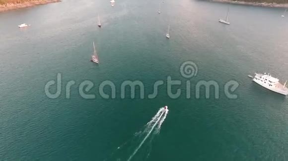 充气摩托艇前往热带岛屿附近的游艇高清空中慢镜头日落时间拍摄泰国视频的预览图