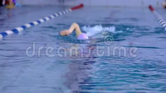 一个运动员一个女人用一种风格的爬行游泳视频的预览图