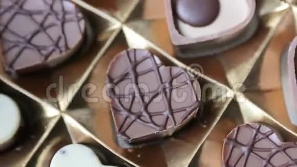 旋转盒心形巧克力视频的预览图