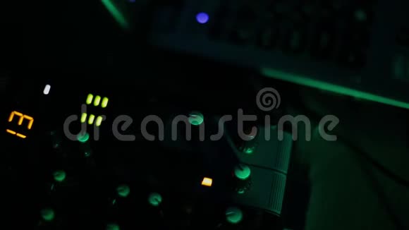 混音控制台又称音频混音机音板混音甲板或混音机是一种电子设备视频的预览图