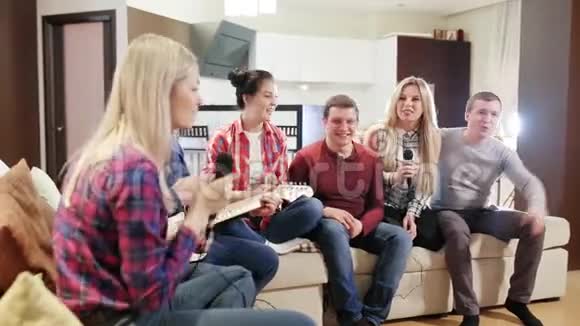 一群成年朋友在家沙发上唱歌视频的预览图