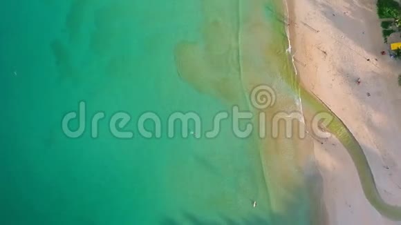 清水泥哈滩上的巨浪泰国普吉岛高清鸟瞰图视频的预览图