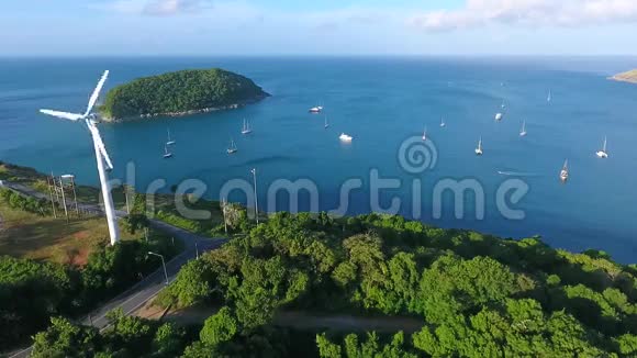 空中拍摄的风车与小天堂岛的景色奈哈恩海滩普吉岛高清高清视频的预览图