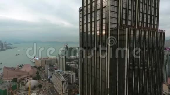 航拍洪宏城景高楼在建大城市摩天大楼的电影录像高清日落视频的预览图