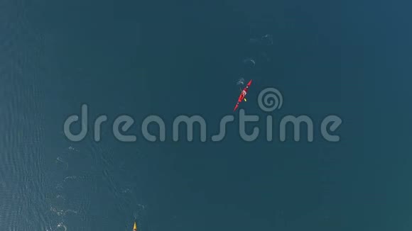 海上独木舟空中观景视频的预览图