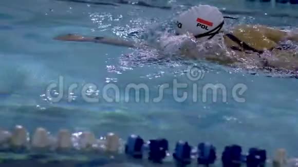 一个运动员一个女人用一种风格的爬行游泳视频的预览图