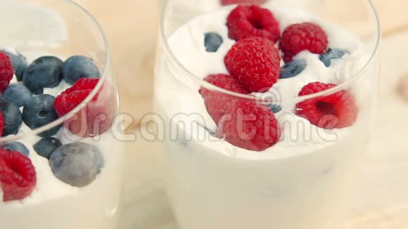 健康早餐酸奶油和新鲜蓝莓和覆盆子视频的预览图