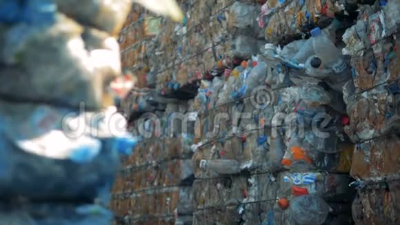 垃圾场里有很多废物关门视频的预览图