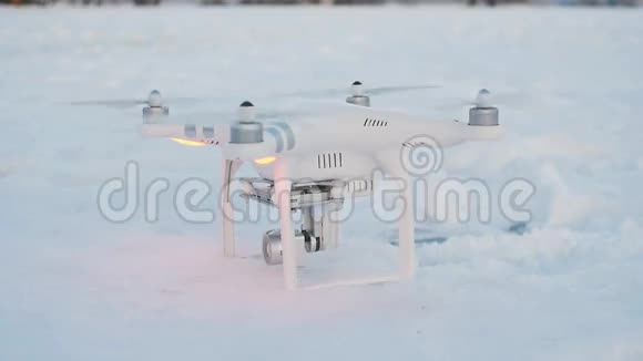 在一个大雪纷飞的冬季地点一个在慢速运动中开始的无人机的剪辑视频的预览图
