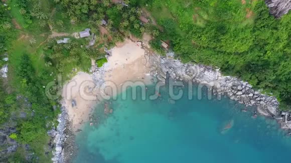 鸟瞰秘密的努伊海滩与石头蓝色清澈的水和棕榈树泰国普吉岛高清天线视频的预览图