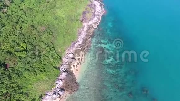 飞越天堂岛岩石和碧水高清空中慢镜头泰国视频的预览图