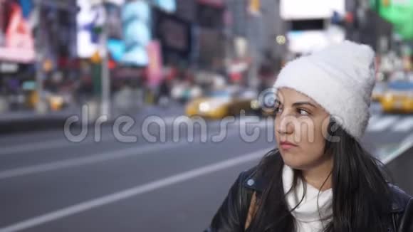 纽约街头观光的年轻美女视频的预览图