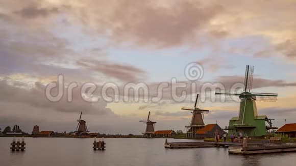 典型荷兰风车的时间推移视频的预览图