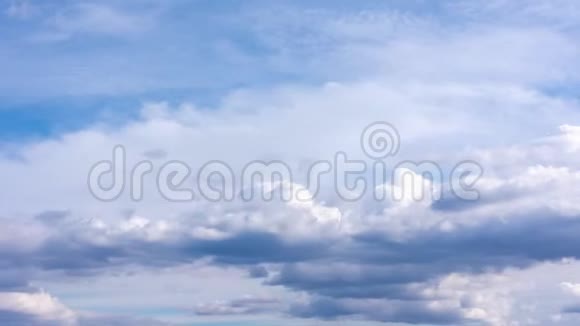 在蓝天上放松夏日白云的时间视频的预览图