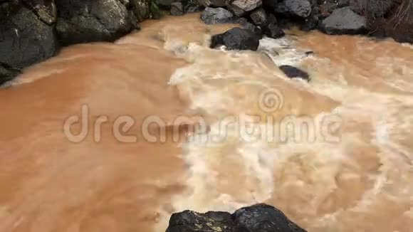 河水穿过高山视频的预览图