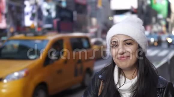 纽约街头观光的年轻美女视频的预览图
