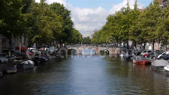 阿姆斯特丹运河有桥船汽车和自行车视频的预览图