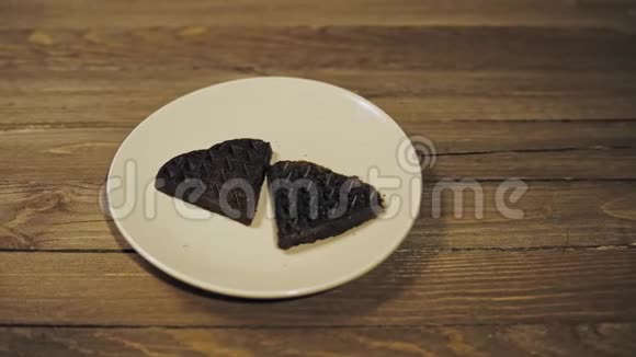 在盘子里烤着心形的深色华夫饼浪漫的甜点视频的预览图