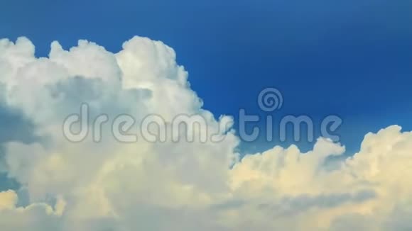 时光流逝云彩和蓝天视频的预览图