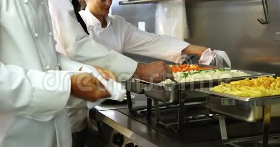 烹饪美食家烹饪主餐视频的预览图