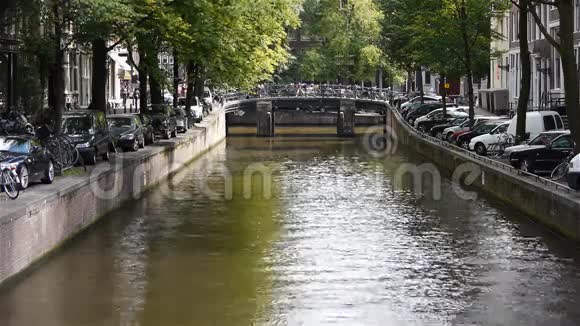 阿姆斯特丹运河有桥在远处视频的预览图