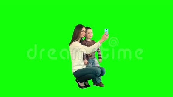 母子俩在果岭上自拍视频的预览图