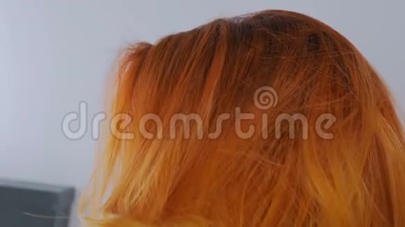 理发店里的女人修橘色头发视频的预览图