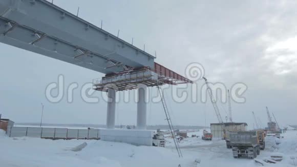 冬季雪桥施工现场视频的预览图