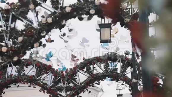 装饰着人造花卉的室外金属桁架视频的预览图