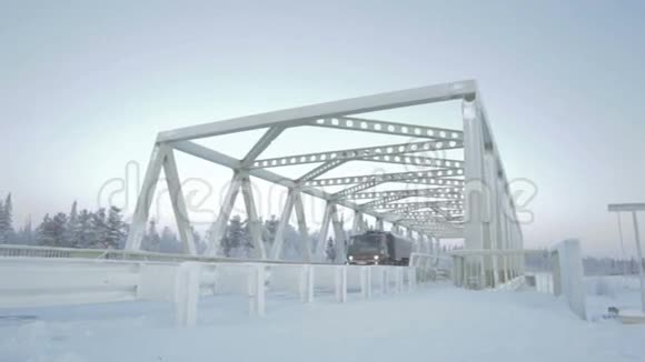 高科技拱桥上的货车移动视频的预览图
