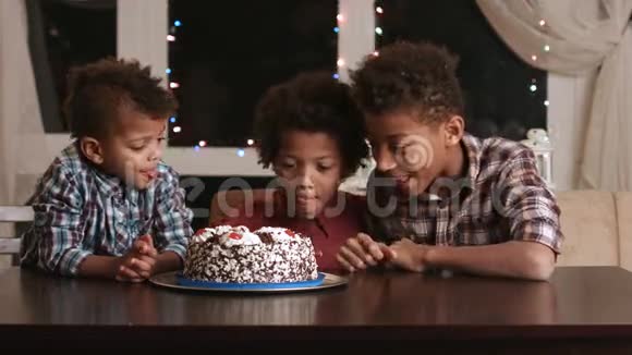 饥饿的男孩和生日蛋糕视频的预览图