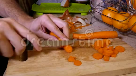 家厨房胡萝卜准备视频的预览图