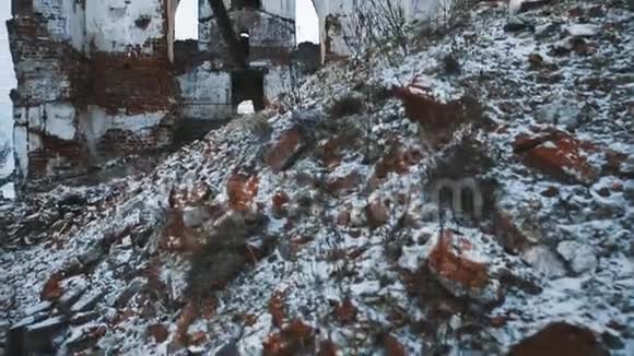 古老废弃的正统大教堂建筑成堆的砖块覆盖着雪视频的预览图