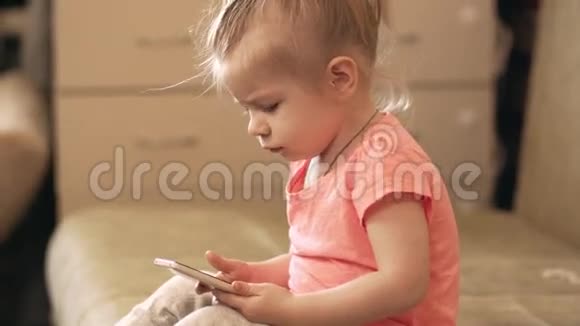 小女孩在家玩电话4k次视频的预览图