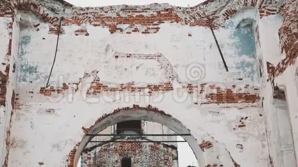 古老废弃的正统教堂建筑成堆的砖块覆盖着雪视频的预览图