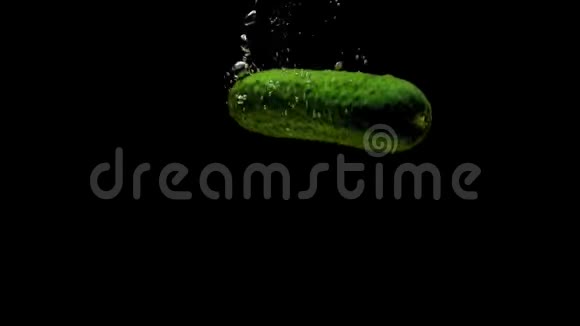 黑底绿黄瓜掉进透明水中视频的预览图