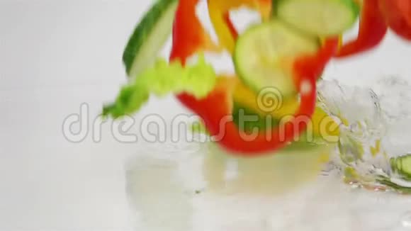 成熟的蔬菜片掉在桌子上视频的预览图