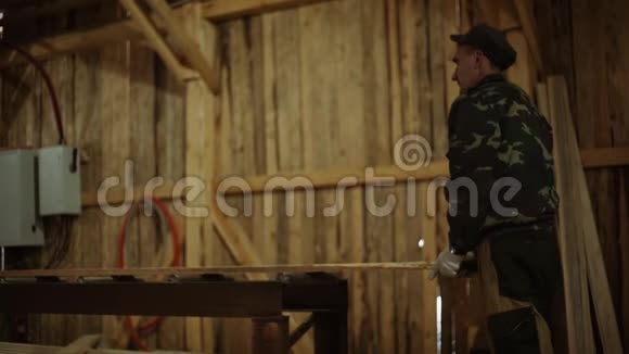 木匠在锯木厂把木材木板放在精炼机上视频的预览图