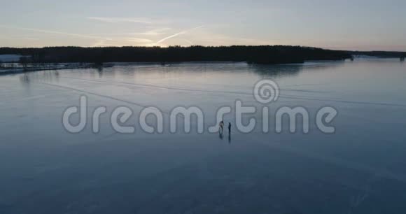 美丽的空中视频冻结冰湖在瑞典斯堪的纳维亚视频的预览图