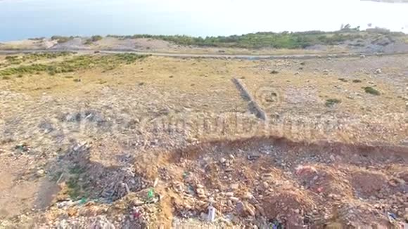 克罗地亚背景为大海的帕格岛废料场鸟瞰图视频的预览图