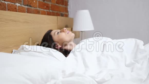 晚上睡在床上不舒服的女人不安视频的预览图