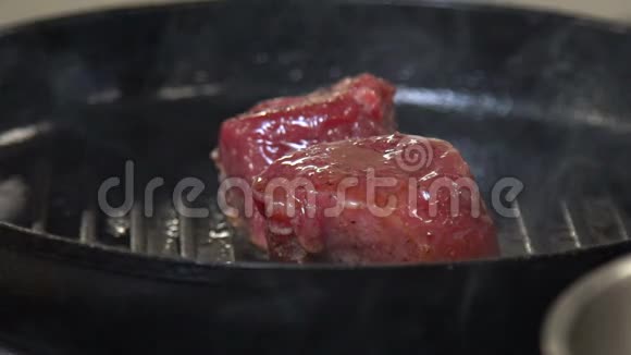 食物烹调厨房食物烹调肉类煎炸视频的预览图