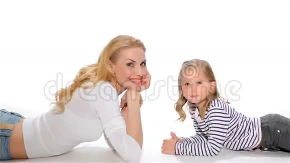 孩子和妈妈互相摸鼻子视频的预览图